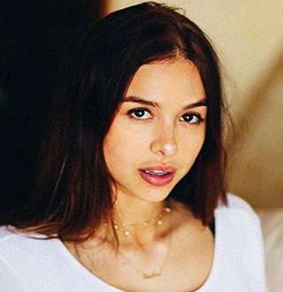 Sophie Mudd Bio: Insta Star's Luscious Measurement & He's Touching Them